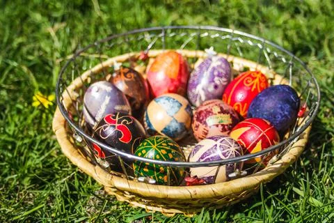 Defocus multicolored easter eggs. Decorated pysanka and krashanka. Wooden Bas Stock-Fotos