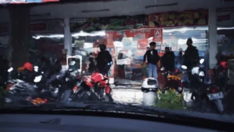 Defocus, Out of Focus view of A group of random people, traveler take shelter fo Video stock 230967735