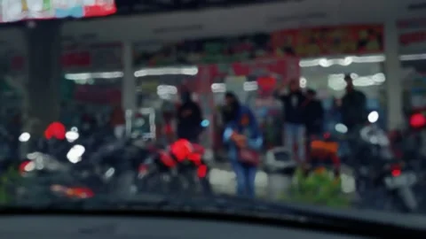 Defocus, Out of Focus view of A group of random people, traveler take shelter fo Video stock 230967977