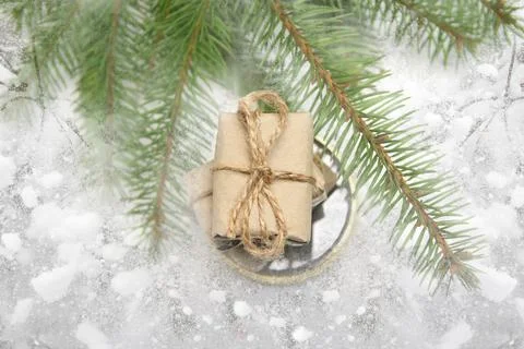 Defocus stack of craft little gifts standing on round gold mirror on snowy ba Stockfoto's