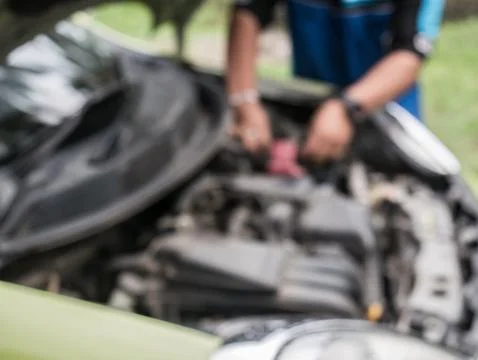 Defocus of technicial replacing car battery. Foto stock