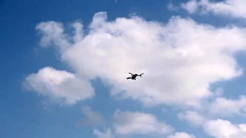 Defocus war drone. Drone flying in a blue sky. The black army unmanned aeri.. Stockbeeldmateriaal 337346803