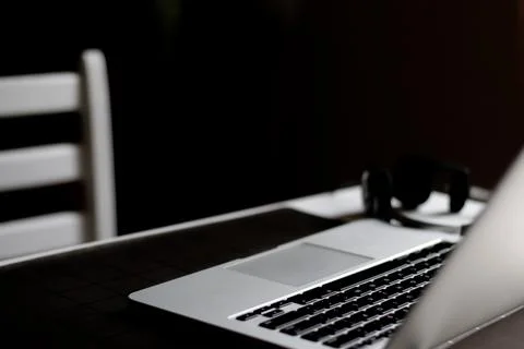 Defocus workspace mockup on dark background. Home work place with laptop. Fre Foto stock