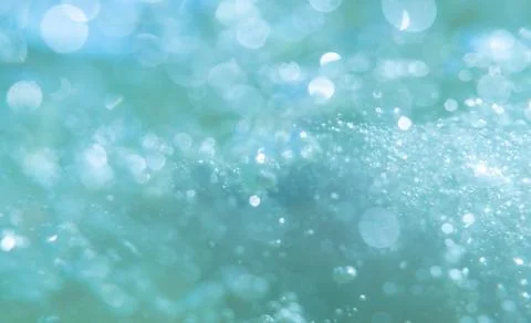 Defocused abstract background with bubbles. Underwater bubbles with shiny blu 库存照片
