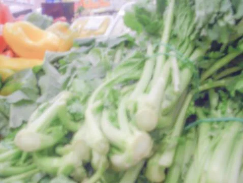 Defocused background with grocery goods inside a convenience store Foto stock