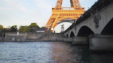 Defocused background of River Seine with Eiffel Tower in view with nearby bri Foto stock