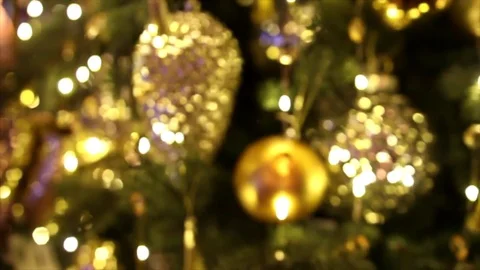 Defocused bright lights on a christmas tree decorated with christmas toys Vídeo Stock 70750231