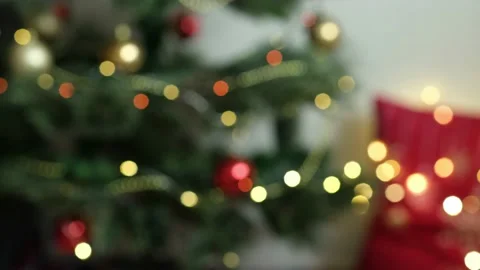 Defocused Christmas tree with glowing lights and ornaments. Interior of room 库存影片 165861608