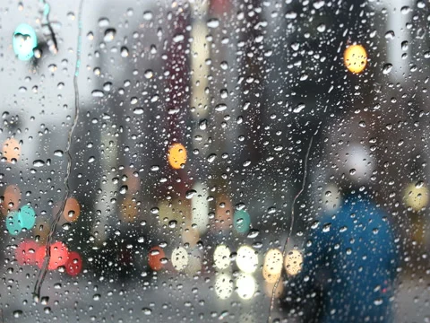Defocused commuters in the background of raindrops collecting on the window. Stock Footage 77128245
