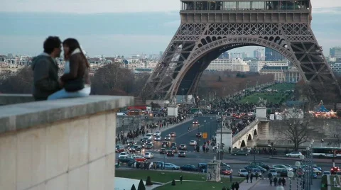Defocused couple in evening Paris, Eiffel Tower in background, Paris, France. Stock Footage 878223