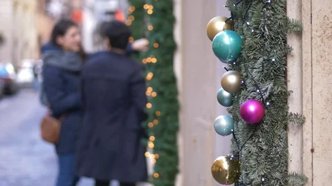 Defocused couple looking window store in the street at christmas Video stock 95400564