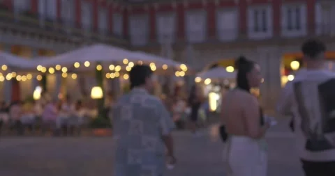 Defocused evening crowd at Plaza Mayor with warm bokeh lights 库存影片 338338319