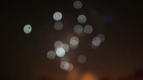 Defocused footage: Fireworks explode at sky in bright colorful at night. Vídeos de archivo 131067796