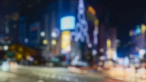 A defocused generic city with passing traffic and pedestrians with glowing bo Vídeo Stock 107484824