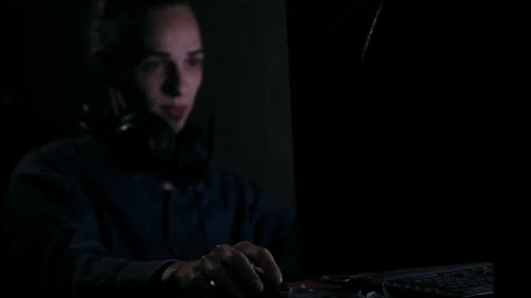 Defocused handsome man in front of computer at night. Focus on the mouse 库存影片 99932346