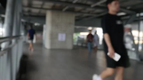 Defocused Man Walking Skytrain Station Platform Bangkok 库存影片 341917296