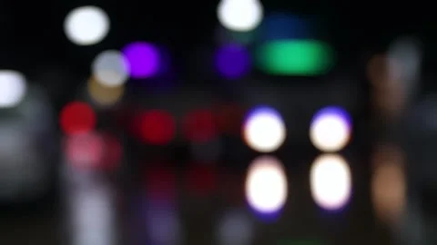 Defocused night traffic light on wet street after rain. 库存影片 340156380