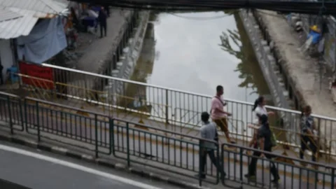 Defocused Pedestrians Walking Roadside Footpath Bangkok Urban Vídeo Stock 337925867