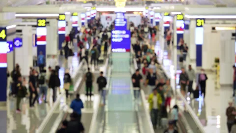 Defocused shot of passengers walking at long boarding gate corridor of airport Vídeo Stock 341110501