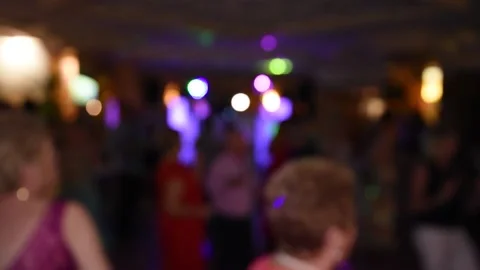 Defocused silhouettes dancing at a party with colored lights Vidéo 152303115