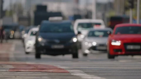 Defocused traffic background with vehicles moving toward camera, low angle Видео 333650632