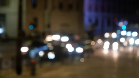 Defocused traffic lights at night Vídeos de archivo 167662639