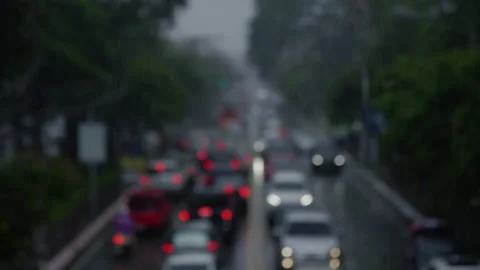 Defocused traffic moving slowly in the rainy day background Видео 341924660