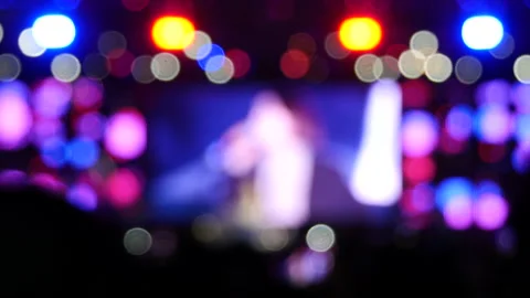 Defocused view of The audience cheered, rock music, pop music 库存影片 195934513