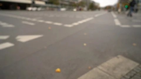 Defocused view of busy intersection during the day Stock Footage 122368081