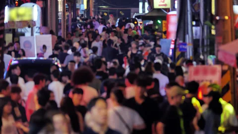 Defocused view of lively young crowd at clubs and nightlife district of Seoul Video stock 289038890