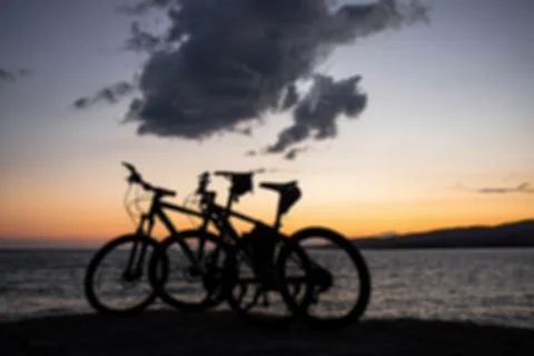 Defocused view of two mountain bikes standing on the edge of a cliff. 스톡 사진