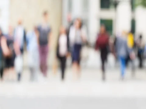 Defocussed commuters leaving offices at rush hour in London England Video stock 77167817