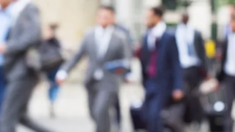 Defocussed commuters leaving offices at rush hour in London England Video stock 77167931
