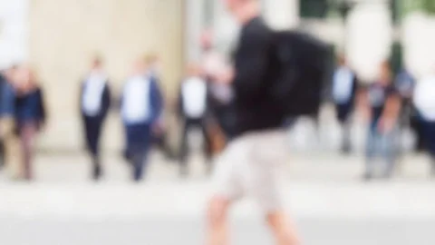 Defocussed commuters leaving offices at rush hour in London England Video stock 77168108