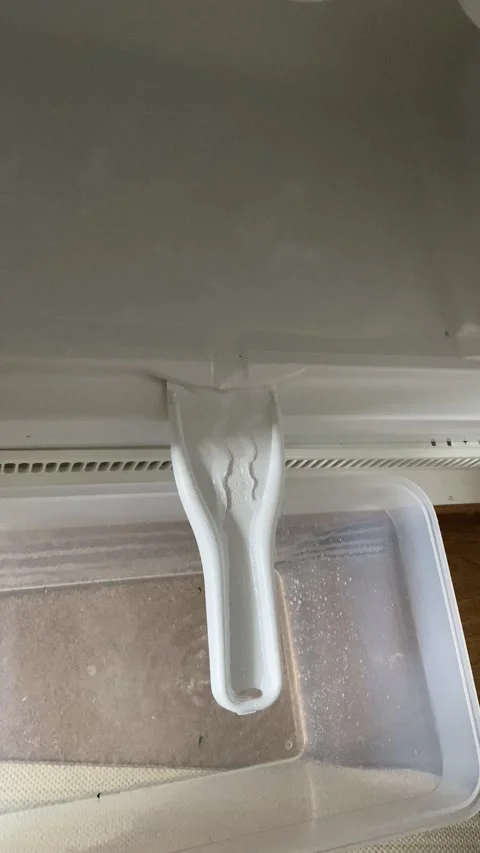 Defrost ice inside a white goods electric freezer department.water melts 库存影片 163283659