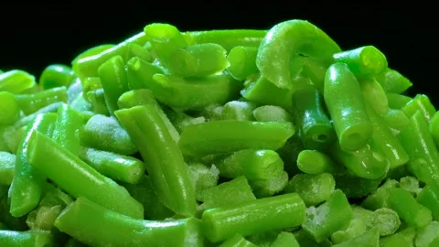 Defrosting green vegetables (Snap beans). 스톡 동영상 157094116
