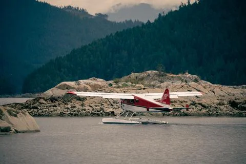 Dehavilland Beaver float plane going through a cut in an an island before take Stock Photos