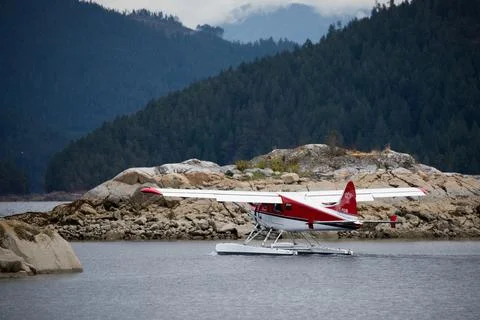 Dehavilland Beaver float plane going through a cut in an an island before take Stock Photos
