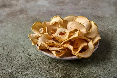 Dehydrated apples chips top view Foto stock