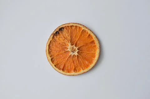 Dehydrated Citrus Slice on White Backdrop, Food Photography Still Life Foto stock