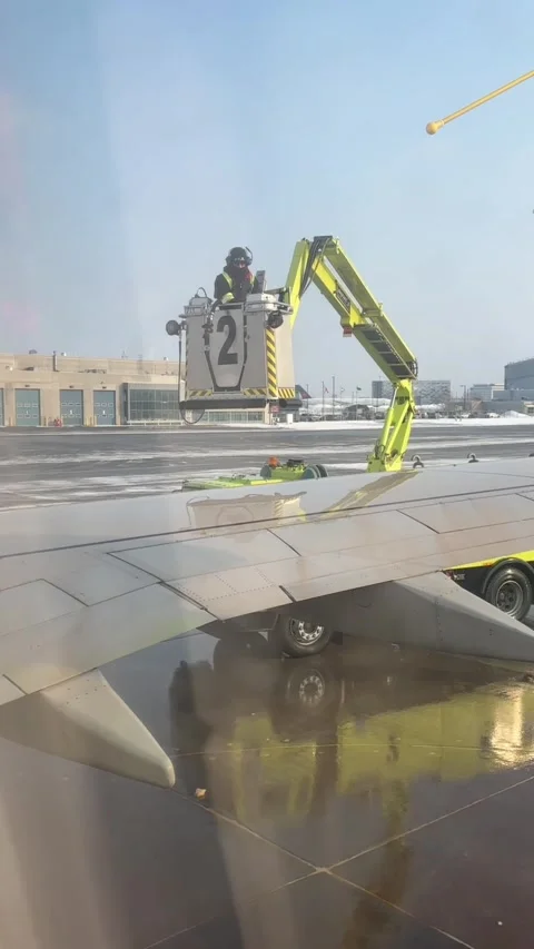 Deicing Agent inspecting an airplane wing 스톡 동영상 330138801