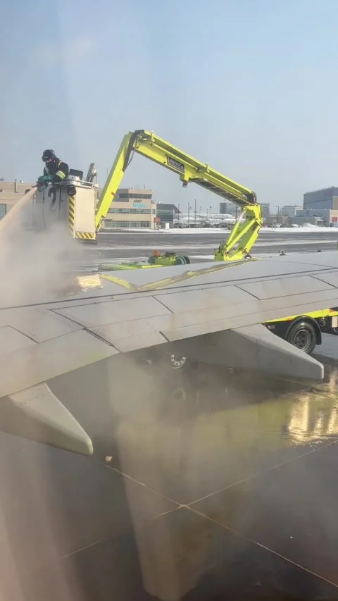 Deicing an airplane wing Stockbeeldmateriaal 330138788
