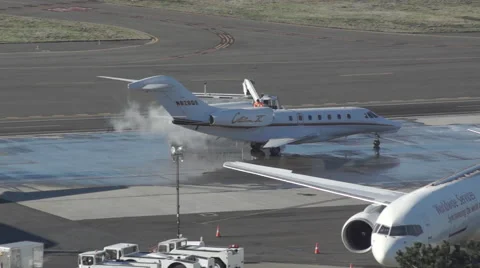 Deicing the Left wing of a jet Stockbeeldmateriaal 46098330