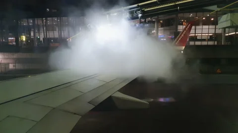 Deicing wing plane, close up view from airplane window, night video STOCKHOLM Vídeos de archivo 166576614