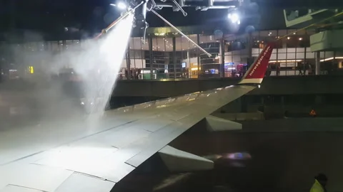 Deicing wing plane, close up view from airplane window, STOCKHOLM, SWEDEN - N Vídeos de archivo 166579387