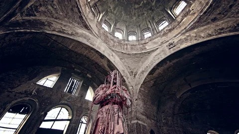Deity in the middle of a ruined temple Stock Footage 168492324