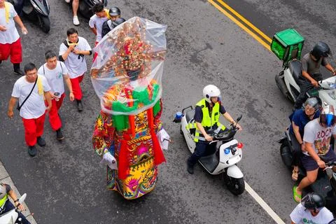 Deity statue on parade float watched by crowd at Taipei temple festival Fotos de archivo