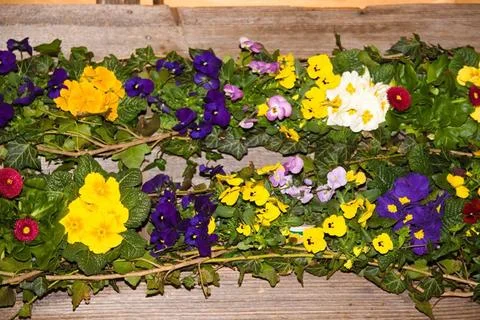 Dekoratives Blumengesteck für den Frühling - Gesteck mit blühenden Blumen  Stock Photos