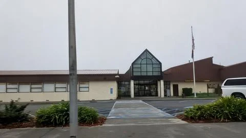 Del Norte County Courthouse Front View with Wooden Sign and Flagpole 写真素材