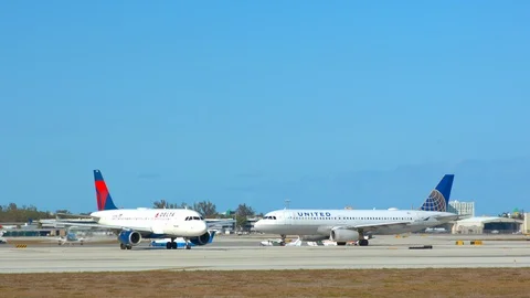 Delayed Airliners Waiting on Hot Florida Tarmac in Ft Lauderdale Video stock 106482342